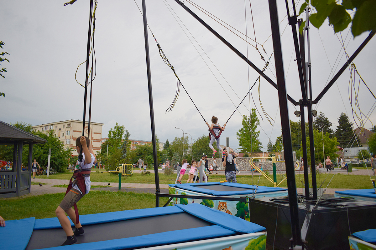 Bungee Jumping cu trambulină la Turda, în Parcul  Teilor (Galerie foto)