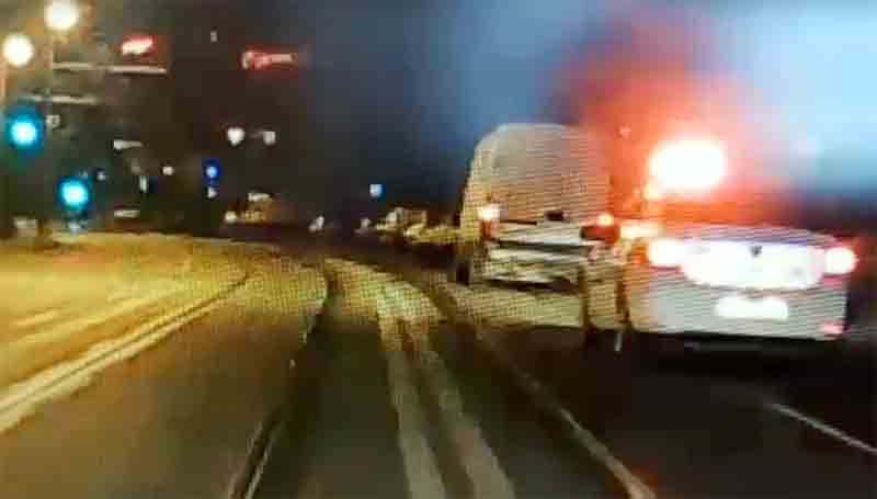 Filmare politie urmărind o dubă furată. Șoferul-hoț e beat și fără permis. A fost nevoie de focuri de armă pentru a-l opri
