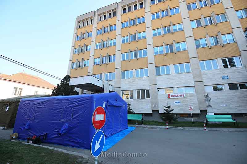 Corturi de triaj medical instalate la UPU a Spitalului Turda
