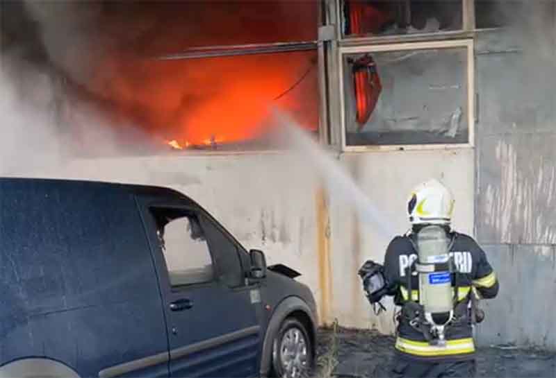 Incendiu la o hală din Cluj-Napoca! Intervin toate detașamentele de pompieri din județ!